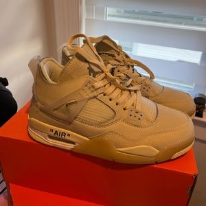 Jordan 4 Retro
Off-White Sail